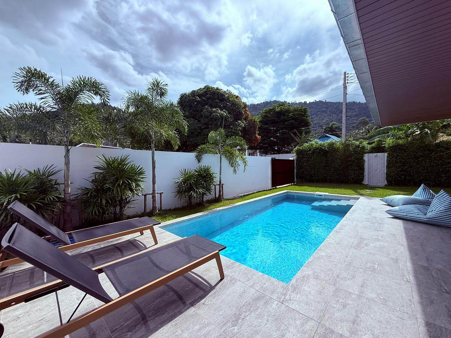 VILS-0057 - Ready-to-move 3-bedroom villa with private pool and garden on spacious 500 sqm plot in Lamai