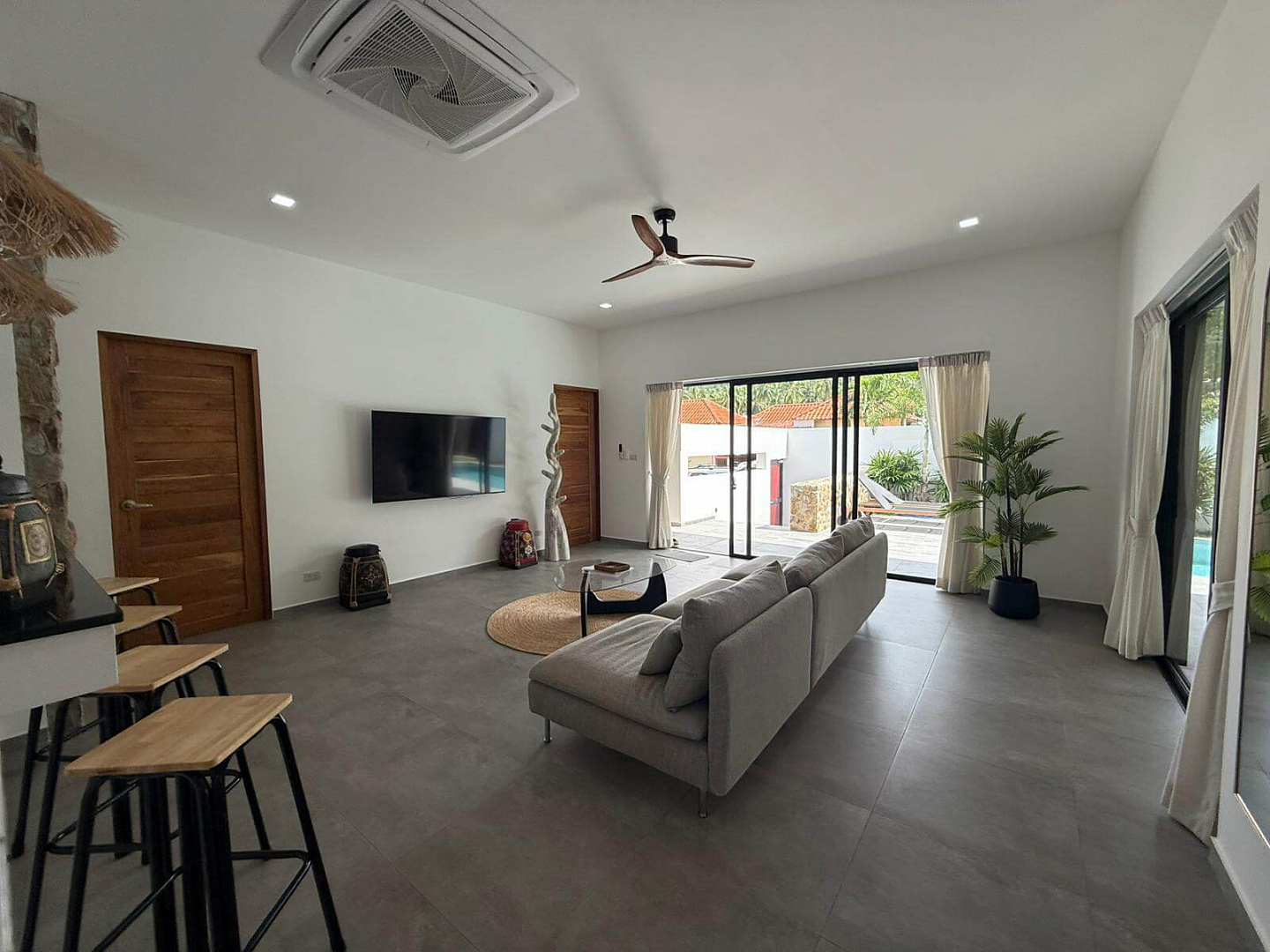 VILS-0057 - Ready-to-move 3-bedroom villa with private pool and garden on spacious 500 sqm plot in Lamai