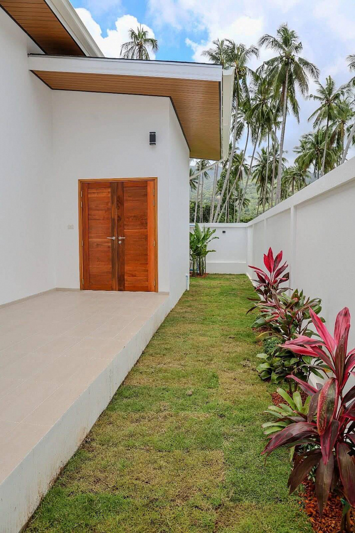 VILS-0047 - Ready to move 3-bedroom modern villa with private pool and garden in Lamai